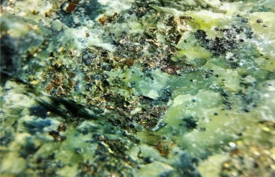 【華特選礦百科】蛇紋石，大地饋贈的“綠衣精靈”